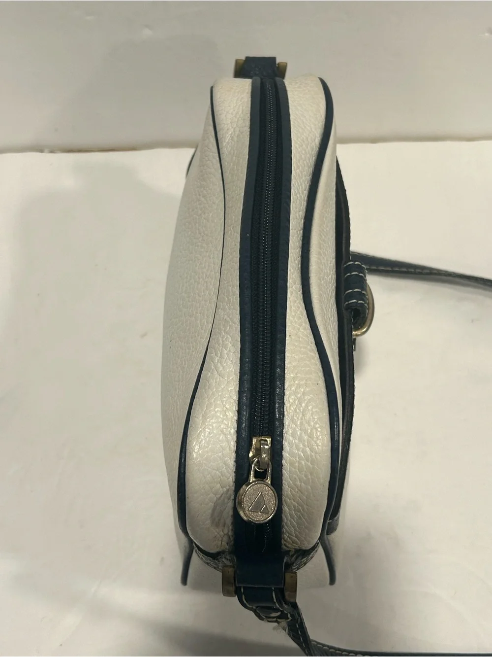 Vintage Liz Claiborne Navy White Pebbled Leather Camera Crossbody Bag Purse 80s